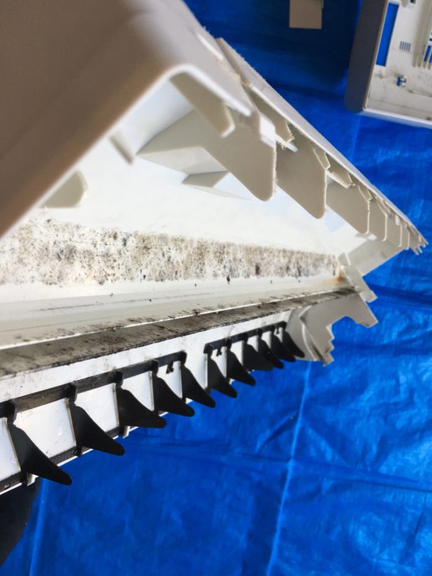 パナソニック、日立、三菱、シャープの背抜きしないと洗えない所