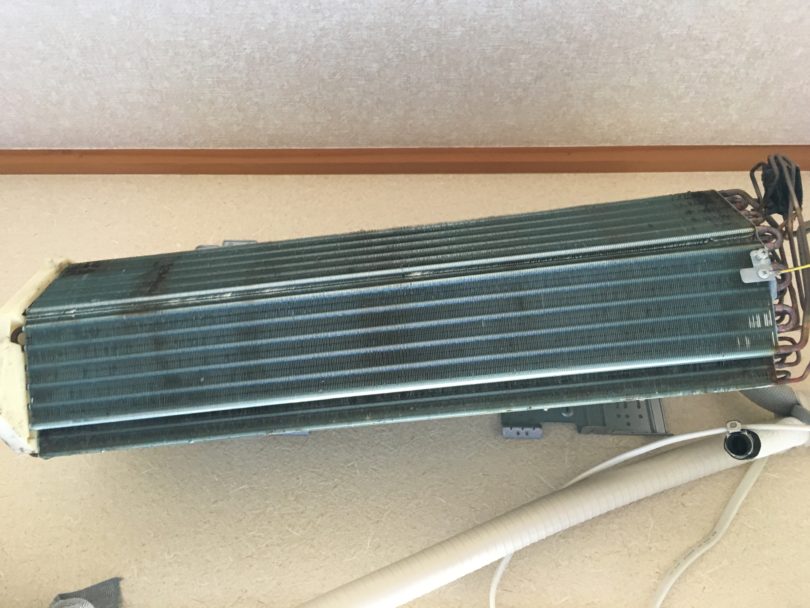 壁にはアルミフィン(熱交換器)だけが残ります