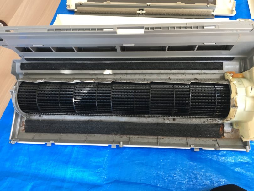 『背抜き』の分解状態。ボディ全体(前奥ドレンパン)、送風ファンまで外します。