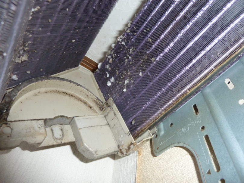 アルミフィンの内側の汚れ